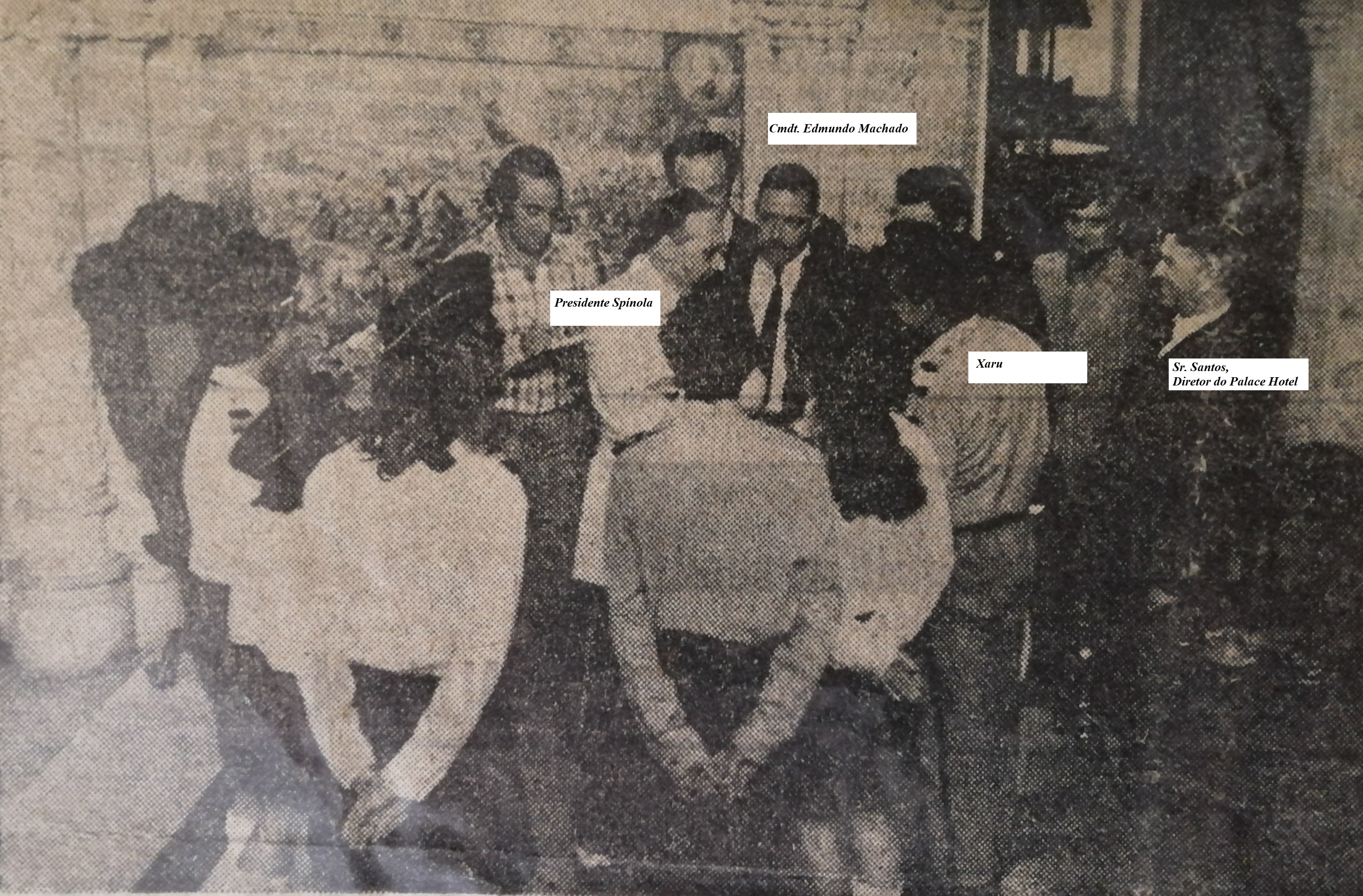 Toda a comitiva, no hall de entrada do Palace do Bussaco, em Agosto de 1974.