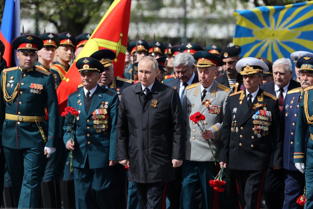 Russian President Vladimir Putin attends a flower-laying ceremony at the Tomb of the Unknown Soldier after the Victory Day military parade in central Moscow on May 9, 2022. - Russia celebrates the 77th anniversary of the victory over Nazi Germany during World War II. (Photo by Anton Novoderezhkin / SPUTNIK / AFP)
